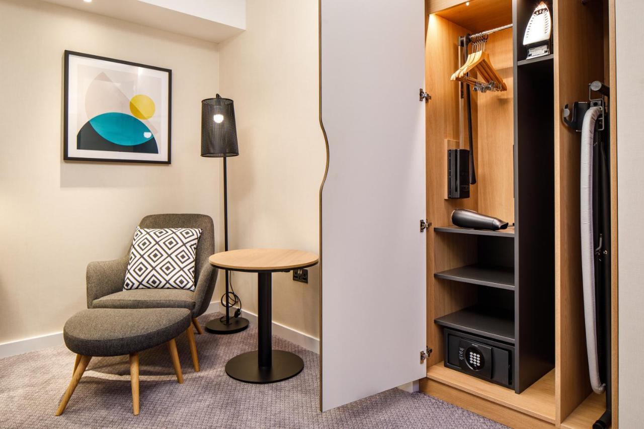 Queen Room Accessible